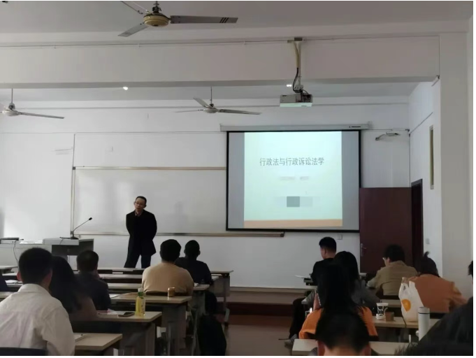 西南政法大学同等学力法学课程班的两种班型：面授班、网络班